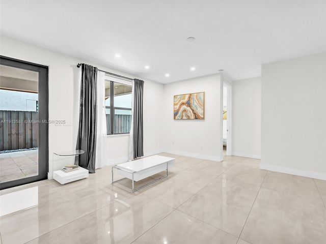 10250 NW 76th Ter ., Doral, FL 33178