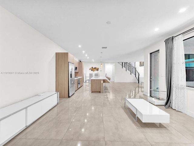 10250 NW 76th Ter ., Doral, FL 33178