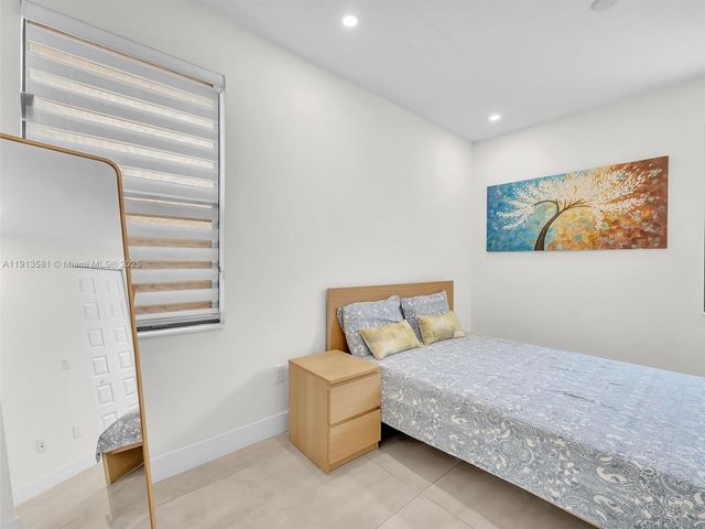 10250 NW 76th Ter ., Doral, FL 33178