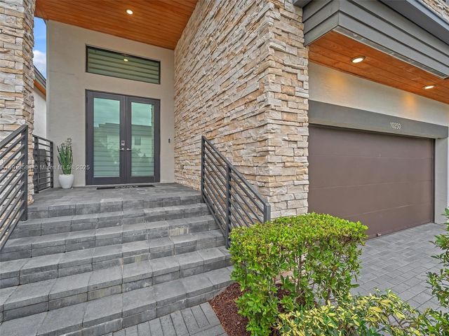 10250 NW 76th Ter ., Doral, FL 33178