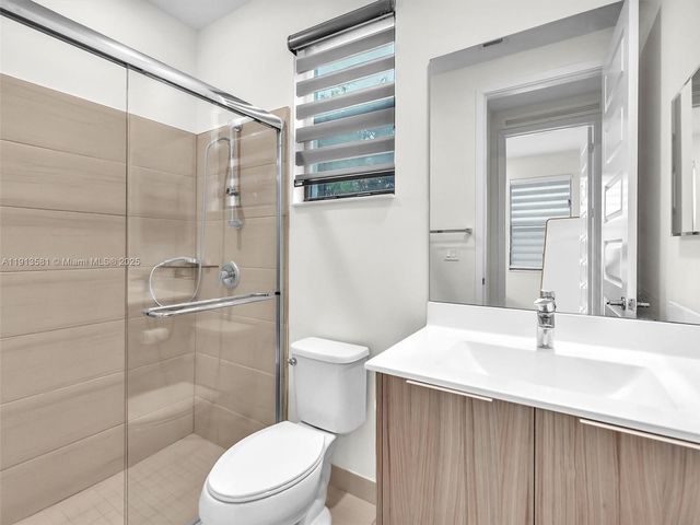 10250 NW 76th Ter ., Doral, FL 33178