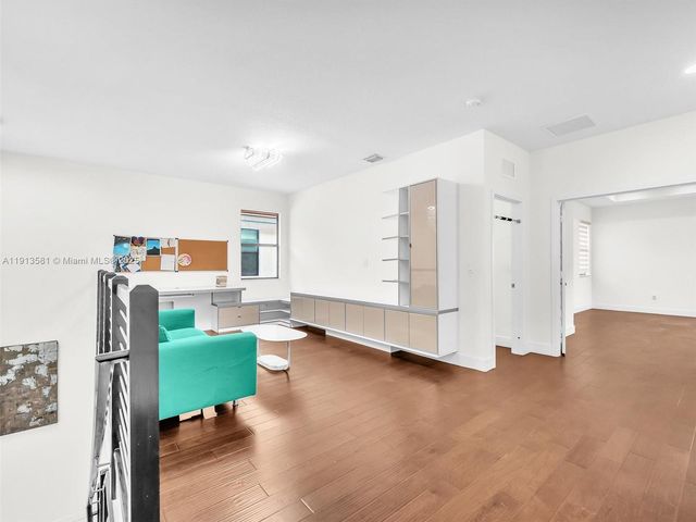 10250 NW 76th Ter ., Doral, FL 33178