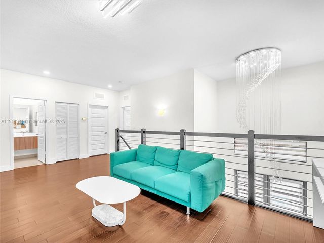 10250 NW 76th Ter ., Doral, FL 33178