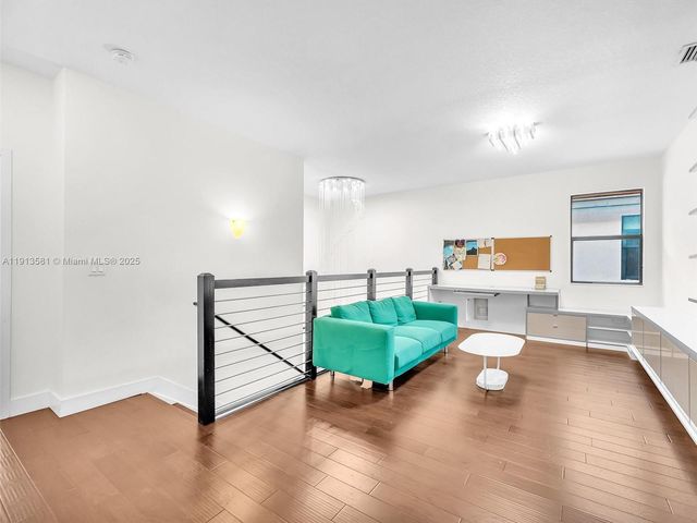 10250 NW 76th Ter ., Doral, FL 33178