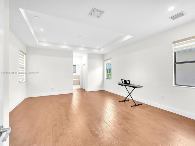 10250 NW 76th Ter ., Doral, FL 33178