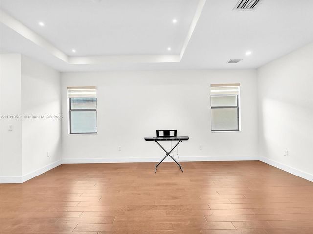 10250 NW 76th Ter ., Doral, FL 33178