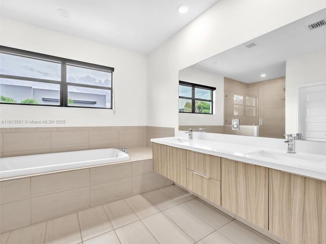 10250 NW 76th Ter ., Doral, FL 33178