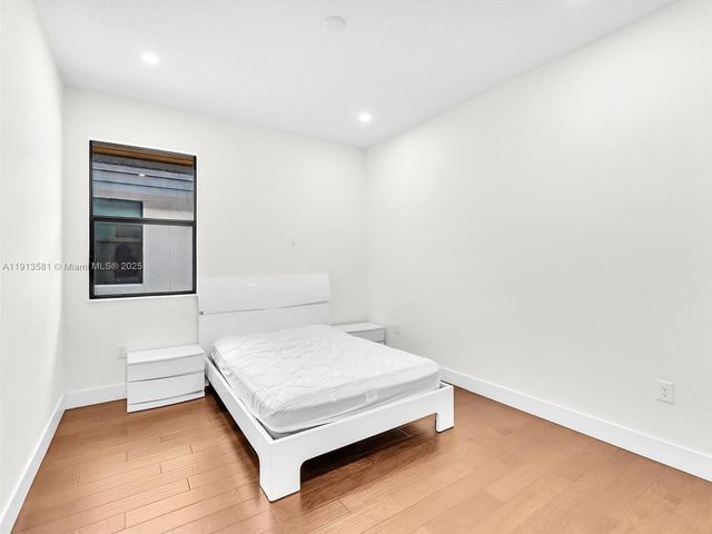 10250 NW 76th Ter ., Doral, FL 33178