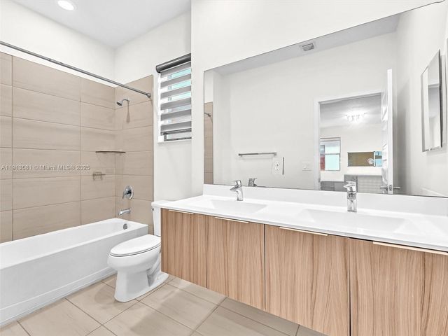 10250 NW 76th Ter ., Doral, FL 33178