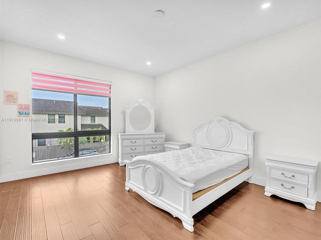 10250 NW 76th Ter ., Doral, FL 33178