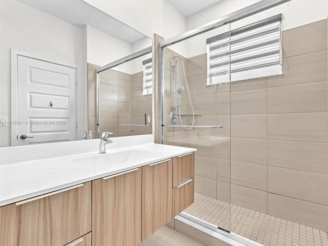 10250 NW 76th Ter ., Doral, FL 33178