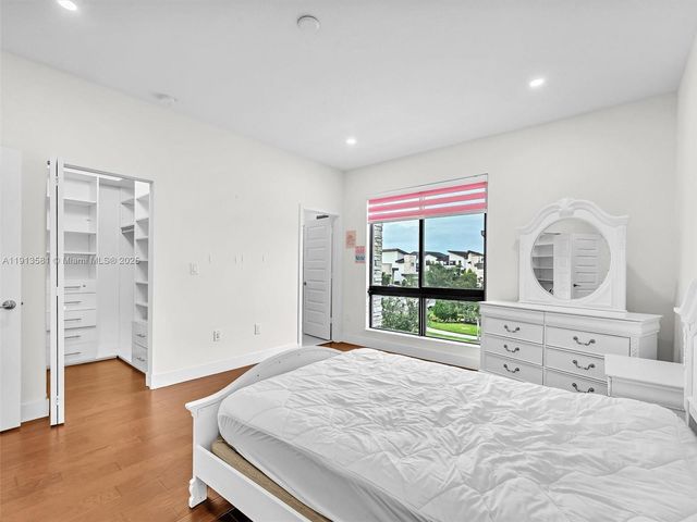 10250 NW 76th Ter ., Doral, FL 33178