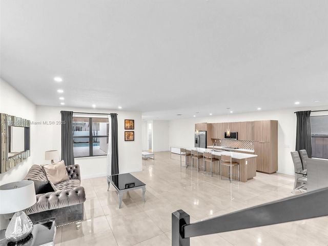 10250 NW 76th Ter ., Doral, FL 33178