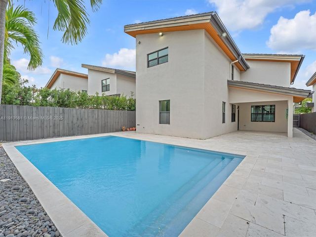 10250 NW 76th Ter ., Doral, FL 33178