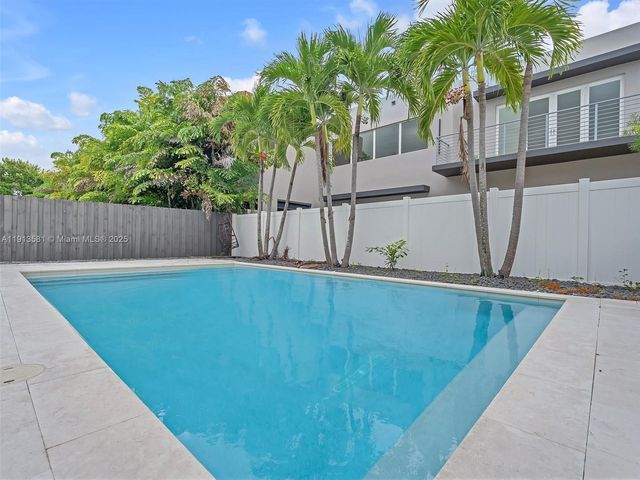 10250 NW 76th Ter ., Doral, FL 33178