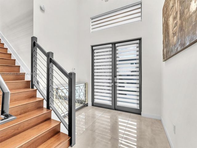 10250 NW 76th Ter ., Doral, FL 33178