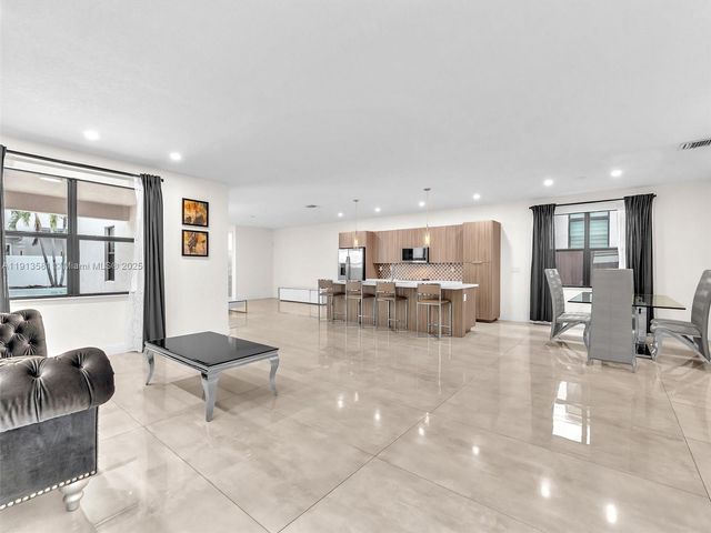 10250 NW 76th Ter ., Doral, FL 33178