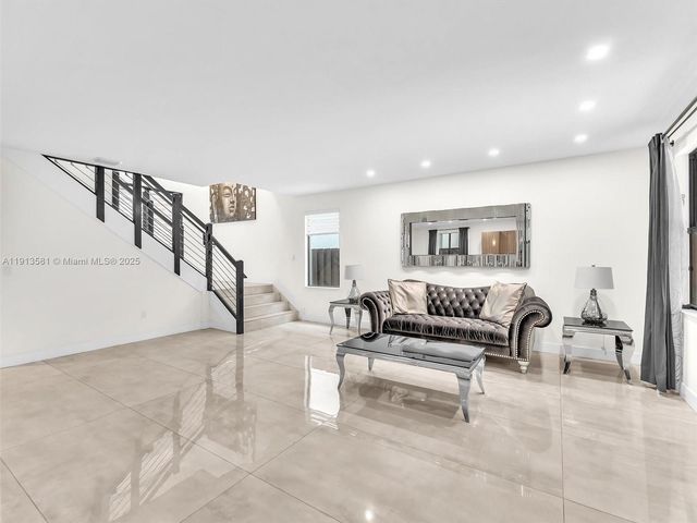 10250 NW 76th Ter ., Doral, FL 33178