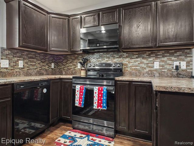 8686 Summer Ridge Drive, Freeland, MI 48623