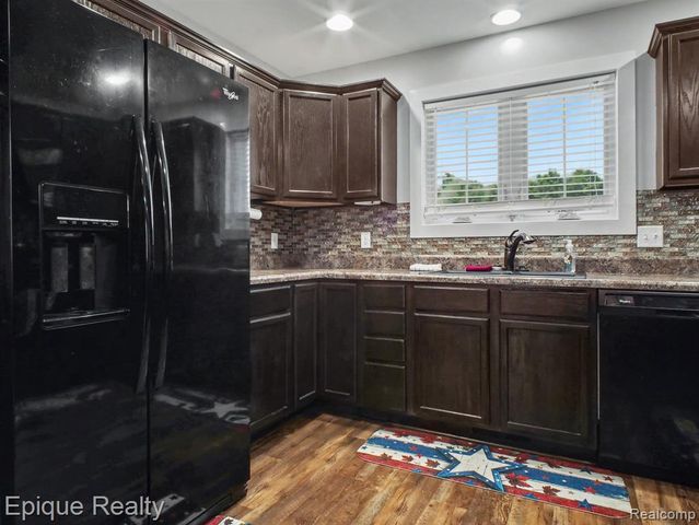 8686 Summer Ridge Drive, Freeland, MI 48623