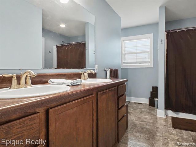 8686 Summer Ridge Drive, Freeland, MI 48623