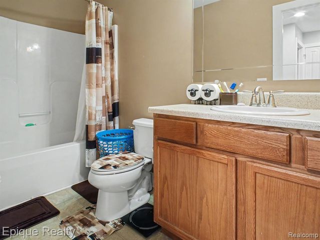 8686 Summer Ridge Drive, Freeland, MI 48623