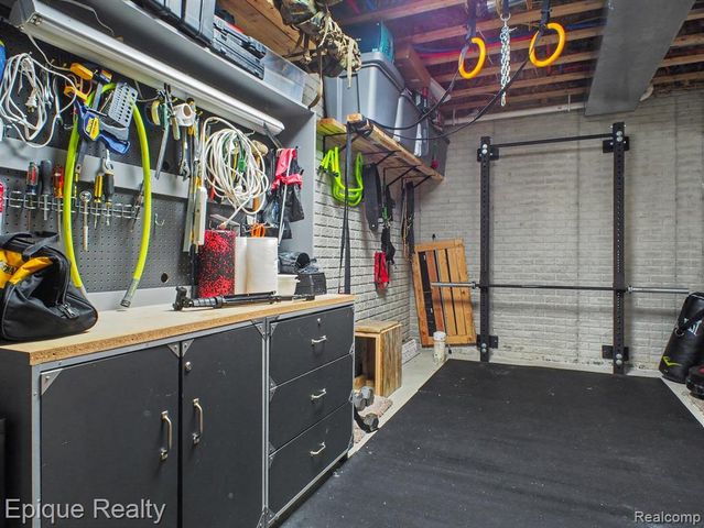 8686 Summer Ridge Drive, Freeland, MI 48623