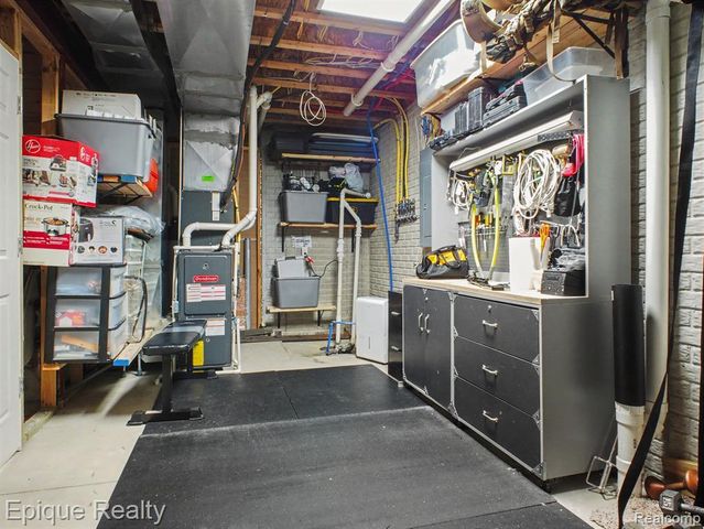 8686 Summer Ridge Drive, Freeland, MI 48623