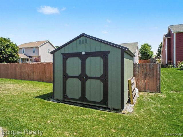 8686 Summer Ridge Drive, Freeland, MI 48623