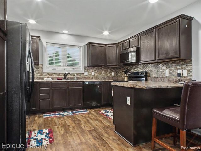 8686 Summer Ridge Drive, Freeland, MI 48623