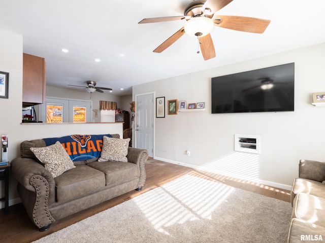 4049 W HILLMONT Road, Peoria, IL 61615