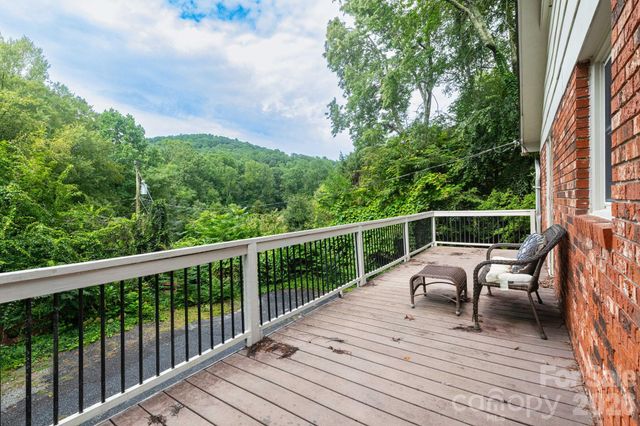 936 Toxaway Drive, Hendersonville, NC 28791