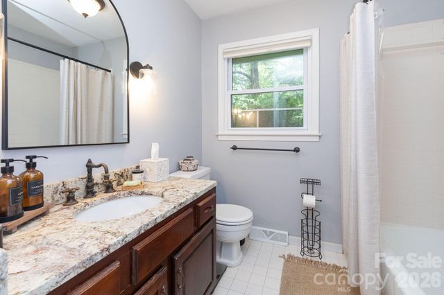 936 Toxaway Drive, Hendersonville, NC 28791