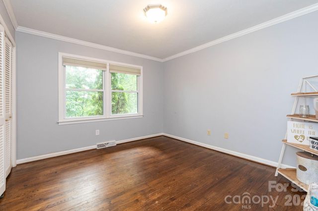 936 Toxaway Drive, Hendersonville, NC 28791