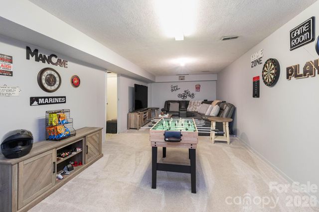 936 Toxaway Drive, Hendersonville, NC 28791