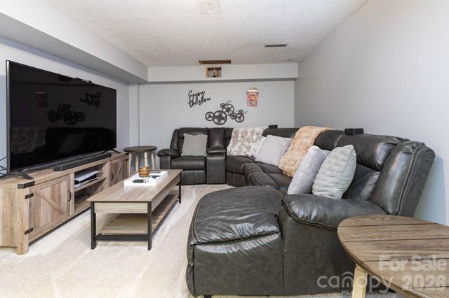 936 Toxaway Drive, Hendersonville, NC 28791