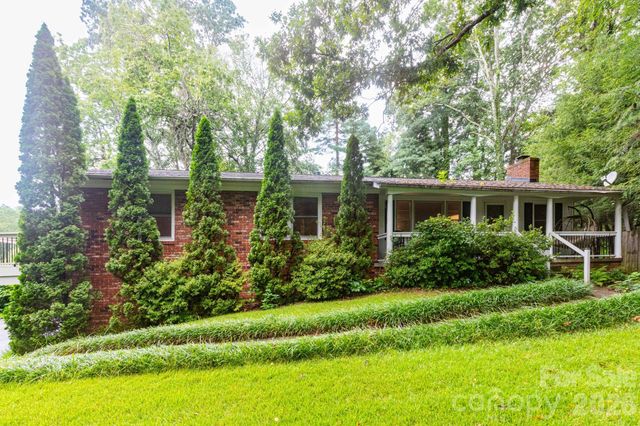 936 Toxaway Drive, Hendersonville, NC 28791