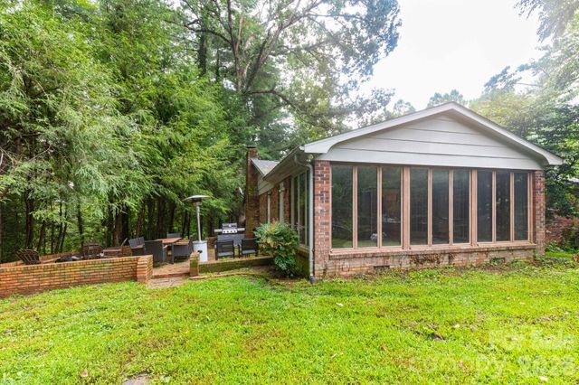 936 Toxaway Drive, Hendersonville, NC 28791