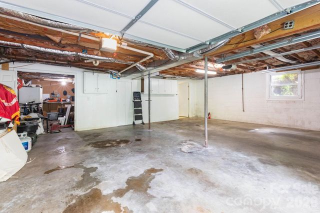 936 Toxaway Drive, Hendersonville, NC 28791