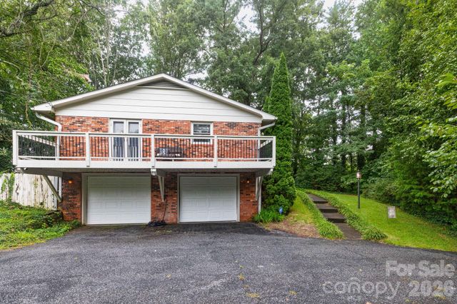 936 Toxaway Drive, Hendersonville, NC 28791