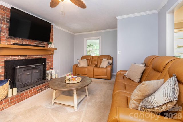 936 Toxaway Drive, Hendersonville, NC 28791