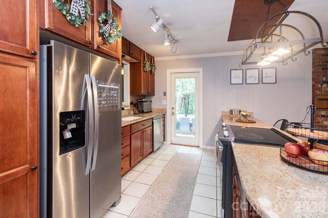 936 Toxaway Drive, Hendersonville, NC 28791