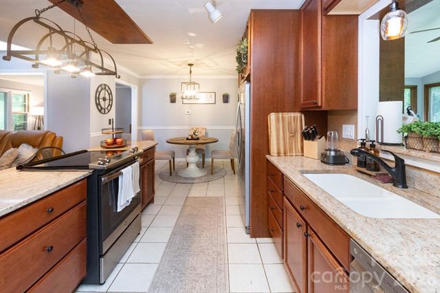 936 Toxaway Drive, Hendersonville, NC 28791