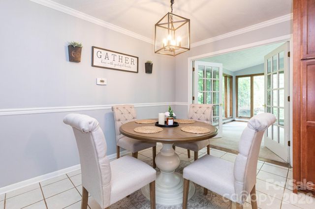 936 Toxaway Drive, Hendersonville, NC 28791