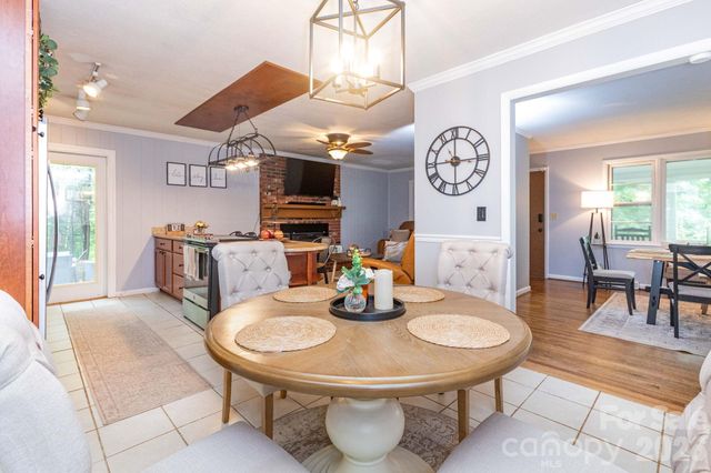 936 Toxaway Drive, Hendersonville, NC 28791