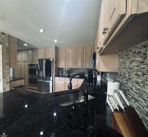 26301 Harbour Pointe Dr N Drive, Harrison Twp, MI 48045