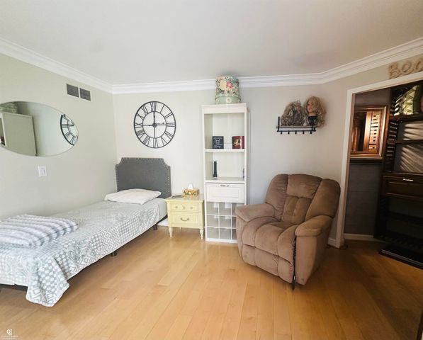 26301 Harbour Pointe Dr N Drive, Harrison Twp, MI 48045