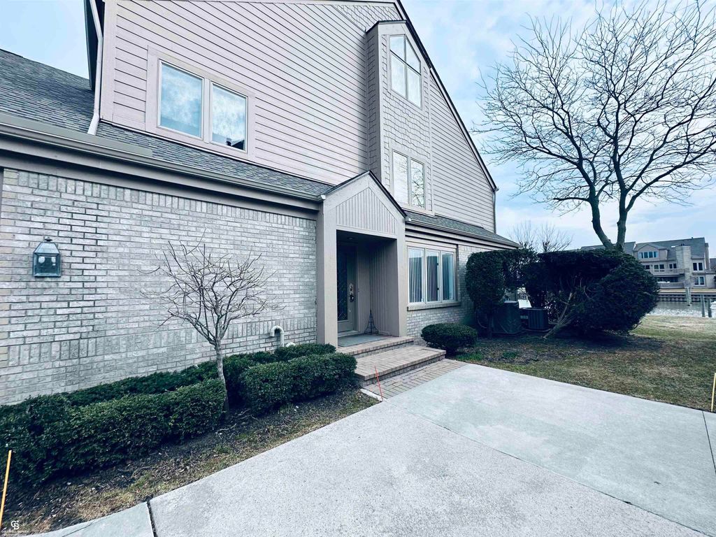 26301 Harbour Pointe Dr N Drive, Harrison Twp, MI 48045