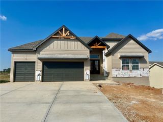 6039 Apache Drive, Shawnee, KS 66226