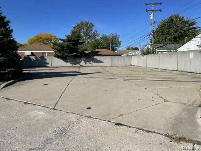 22301 Kelly Road, Eastpointe, MI 48021